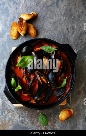 Muscheln mit Sauce in der Pfanne, Essen Spitze Stockfoto