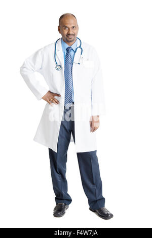 Voller Länge Reifen indischen männlichen Arzt in einheitlichen Stand isoliert auf weißem Hintergrund. Stockfoto