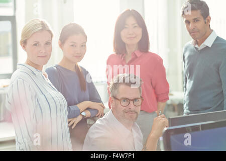 Porträt zuversichtlich Geschäftsleute in sonnigen Büro Stockfoto