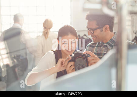 Fotograf und Modedesigner, Blick nach unten in die Kamera Stockfoto