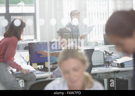 Geschäftsleute, die am Computer im Büro Stockfoto