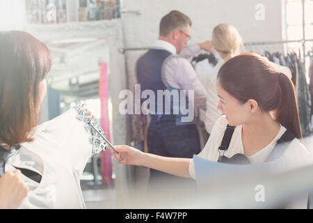 Mode-Designer Kleidung im Büro zu prüfen Stockfoto