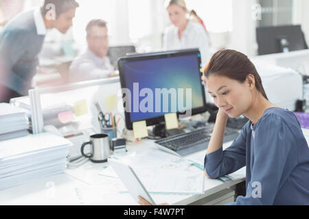 Geschäftsfrau, die Arbeiten am Schreibtisch im Büro Stockfoto