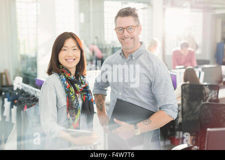 Porträt, Lächeln Modedesigner im Büro Stockfoto