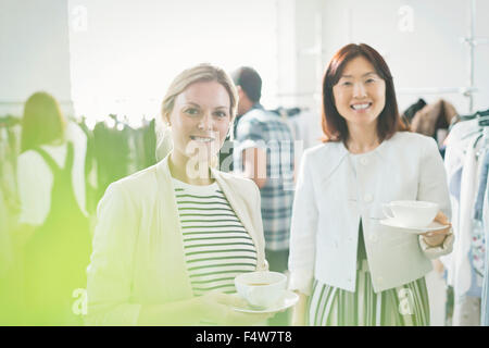 Porträt, Lächeln Modedesigner Tee trinken Stockfoto