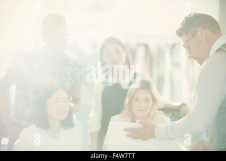 Modedesigner treffen in sonnigen Büro Stockfoto