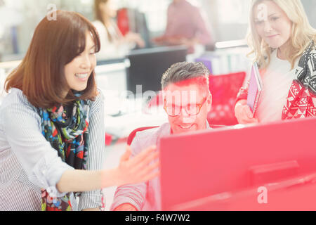 Geschäftsleute, die am Computer im Büro Stockfoto