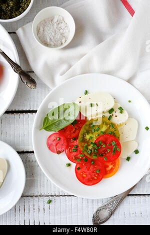 frische Tomaten und Käse auf der Platte, Essen Spitze Stockfoto