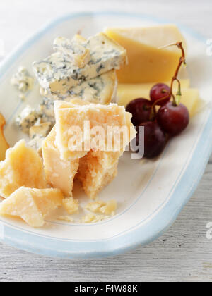 Käse auf Teller, Essen Nahaufnahme Stockfoto