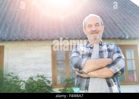 Porträt zuversichtlich senior Bauer außerhalb Bauernhaus Stockfoto