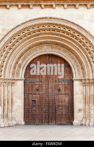 Romanesque Art Portal Tür an der Kathedrale von Valencia in Spanien. Stockfoto