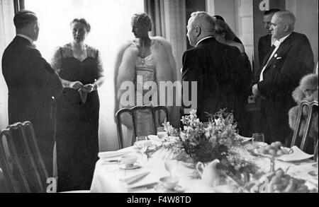 Adolf Hitler (Li) Im Gespräch Mit Winifred Wagner, Inga Ley, Robert Ley, der Bayerische Ministerpräsident Siebert Und Julius Schaub. Stockfoto