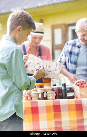 Junge Zeichnung Honig Zeichen für Farmer es Marktstand Stockfoto