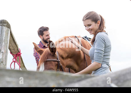 Paar mit Pferd Stockfoto