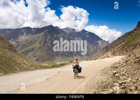 Himachal Pradesh, Indien, Lahaul und Spiti, Darcha, solo weiblichen Radfahrer auf Manali-Leh Highway aber Berge Stockfoto