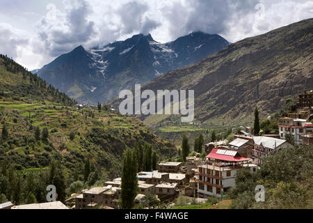 Indien, Himachal Pradesh, Lahaul und Spiti, begrenzt Keylong Stadt unter Schnee rund um Bergen Stockfoto