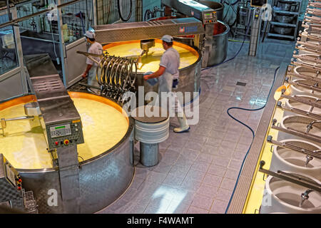 GRUYERE, Schweiz - 31. Dezember 2014: Prozess der Herstellung von Gruyere Käse in der Käserei-Fabrik von Gruyères Stockfoto