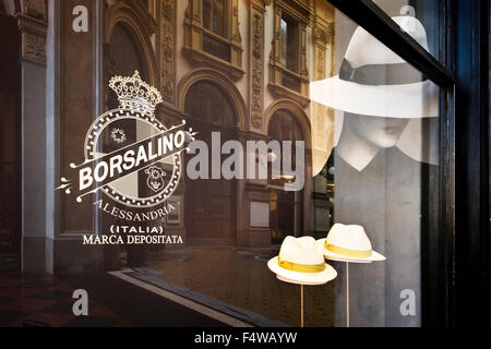Mailand, Italien - 29. August 2015: Borsalino goldene Schaufenster in der Galleria Vittorio Emanuele II, Mailänder Modeviertel. August, Stockfoto