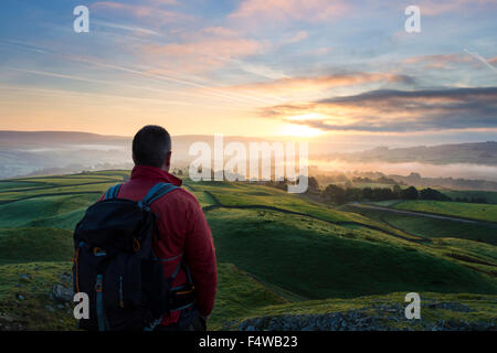 Wanderer genießen die Aussicht über ein Misty Teesdale bei Sonnenaufgang aus Kirkcarrion, Lunedale, Teesdale County Durham UK Stockfoto