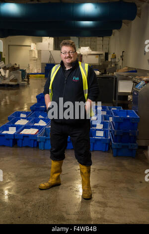 Arbeitnehmer als ein Fischmarkt in Brighton posieren für die Kamera für ein professionelles Porträt Stockfoto