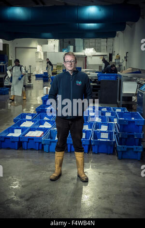 Arbeitnehmer als ein Fischmarkt in Brighton posieren für die Kamera für ein professionelles Porträt Stockfoto