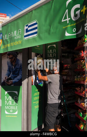 Passende Banner zu einem Kiosk in Santa Cruz mit griechischen Fassaden, Werbetafeln, etc. für den Einsatz als Filmkulisse Dreharbeiten für den neuen Bourne-Film. Stockfoto