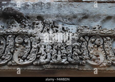 Elefantenkopf, Gottheiten und aufwendigen Schnitzereien auf einem Tempel am Pre Rup, The East Baray, Siem Reap, Kambodscha Stockfoto