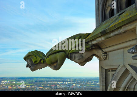 Ecke Skulptur auf der Turmspitze des Ulmer Münster, Deutschland. Stockfoto