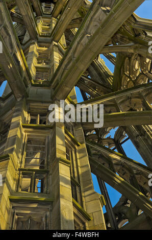 Gotische Turmspitze mit Maßwerk und Kirchenglocke, Ulmer Münster, Deutschland. Stockfoto