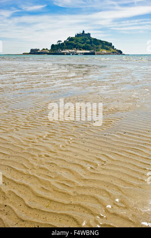 Ein Blick auf St. Michaels Mount vom Strand in die Stadt Marazion. Stockfoto