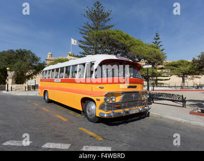 Klassische Malta Bus Stockfoto