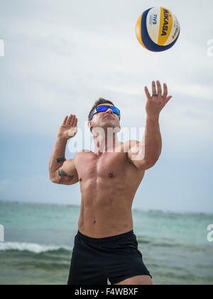 Beach-Volleyball-Spieler im freien er Kugel Stockfoto