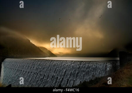 Wasser Kaskadierung über dam, nebligen Himmel. Garreg Ddu Reservoir, Rhayader, Powys, Wales Stockfoto