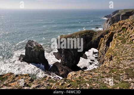 Die Grüne Brücke von Wales in der Nähe von Castlemartin auf der Küste von Pembrokeshire in Wales. Stockfoto