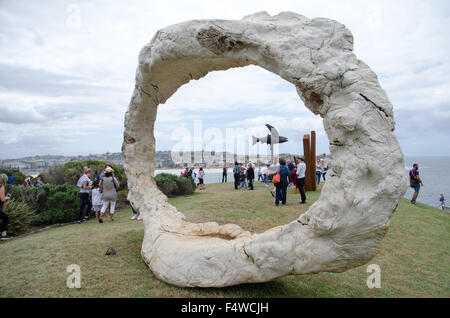 Sydney, Australien. 23. Oktober 2015. Sydney, Australien, 23. Oktober 2015. Peter Lundberg Kunstwerk namens Open angezeigt während der 19. jährliche Skulptur durch das Meer-Kunst-Ausstellung in Bondi/Tamarama, Australien stattfand. Bildnachweis: Mjmediabox/Alamy Live-Nachrichten Stockfoto