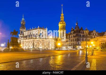 Theaterplatz, Theaterplatz mit Reiterdenkmal, Hofkirche Kirche, Schloss mit Hausmannsturm Turm und Schinkelwache, Dämmerung Stockfoto