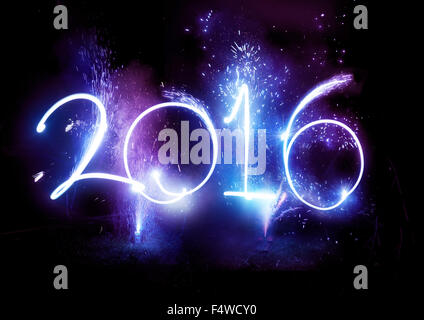 2016 Feuerwerk Partei - Happy New Year Display feiern! 2016 in Lichter Trails und Feuerwerk geschrieben. Stockfoto