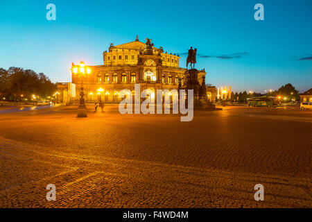 Theaterplatz, Theaterplatz mit Semperoper Opernhaus und Reiterdenkmal bei Dämmerung, Dresden, Sachsen, Germany Stockfoto