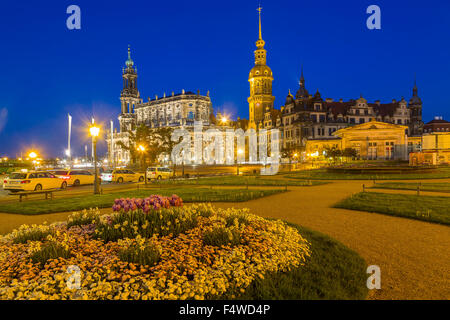 Theaterplatz, Theaterplatz mit Reiterdenkmal, Hofkirche Kirche, Schloss mit Hausmannsturm Turm und Schinkelwache, Dämmerung Stockfoto