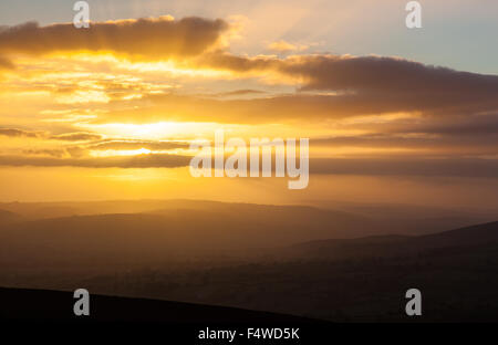 Sonnenuntergang über Mid-Wales gesehen von der Hochebene von Long Mynd, in der Nähe von Kirche Stretton, Shropshire, UK Stockfoto