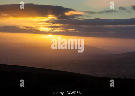 Sonnenuntergang über Mid-Wales gesehen von der Hochebene von Long Mynd, in der Nähe von Kirche Stretton, Shropshire, UK Stockfoto