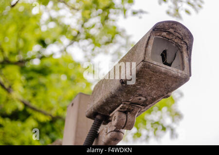 Gebrochen, rostigen CCTV-Kamera Stockfoto