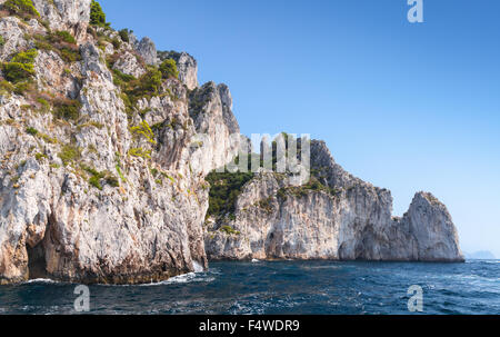 Kleines Motorboot touristische tritt in der Nähe der Grotte in Küstenfelsen der Insel Capri, Italien Stockfoto