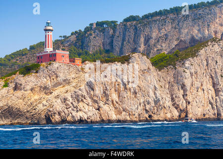 Punta Carena Leuchtturm steht auf der felsigen Küste von Capri Insel, Italien Stockfoto