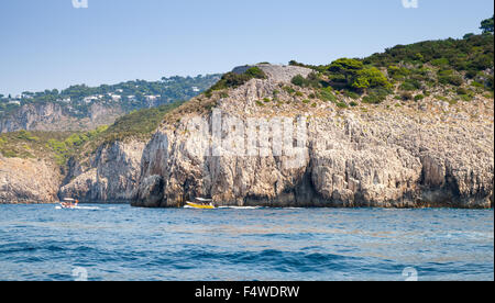 Küstenlandschaft mit felsigen Küste von Capri Insel, Mittelmeer, Italien Stockfoto