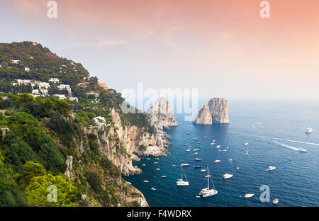 Capri, Italien. Mittelmeer Küstenlandschaft mit Küstenfelsen und Yachten Stockfoto