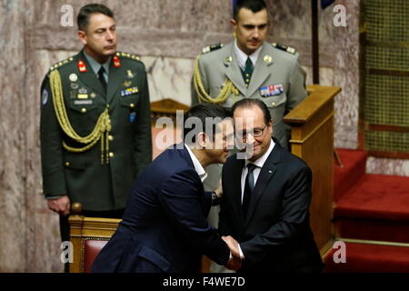 Athen, Griechenland. 23. Oktober 2015. Griechischen Premierminister Alexis Tsipras (L, vorn) schüttelt die Hand mit dem französischen Präsidenten Francois Hollande (R, vorne) im griechischen Parlament in Athen, Griechenland, 23. Oktober 2015. Der französische Präsident Francois Hollande begann die zweite und Finaltag von seinem offiziellen Besuch hier am Freitag in Bekräftigung Frankreichs starke Unterstützung Griechenlands Reform, zu fahren, die Schuldenkrise zu überwinden und Beginn der Gespräche über einen Schuldenerlass hinweisend, nachdem die Griechen Rettungsaktion Verpflichtungen zu erfüllen. Bildnachweis: Pool/Thanassis Stavrakis/Xinhua/Alamy Live-Nachrichten Stockfoto