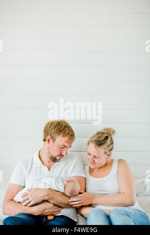 Vater hält Baby Boy (0-1 Monate) im Arm Stockfoto