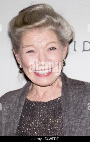 New York, NY, USA. 22. Oktober 2015. Phyllis Somerville im Ankunftsbereich für AUßENSTEHENDE Premiere beim 11. Annual New York Television Festival, The School of Visual Arts (SVA) Theatre, New York, NY 22. Oktober 2015. Bildnachweis: Patrick Cashin/Everett Collection/Alamy Live-Nachrichten Stockfoto