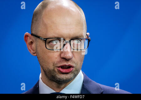 Berlin, Deutschland. 23. Oktober 2015. Ukrainische Ministerpräsidentin Arseniy Yatsenyuk besucht die Pressekonferenz nach dem Treffen mit Bundeskanzlerin Angela Merkel (nicht im Bild) bei der Staatskanzlei, Berlin, Deutschland, am 23. Oktober 2015. Bildnachweis: Zhang Fan/Xinhua/Alamy Live-Nachrichten Stockfoto